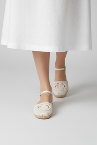 Detalle frontal de sandalias veraniegas St. Tropez tejidas a mano en crochet | Claudia Bertolero