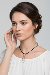 Collar ajustable de plata 950 con dije de herraje y gamuza negra | Claudia Bertolero