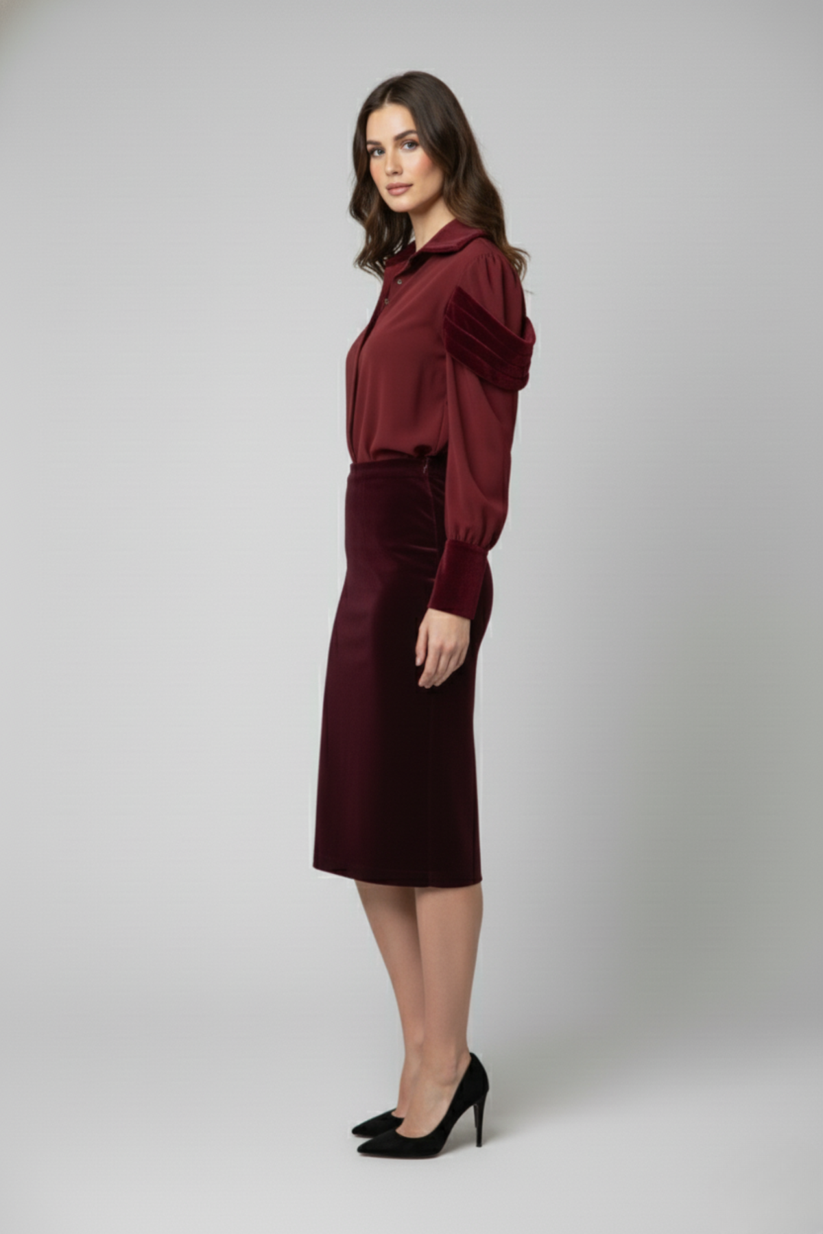 Blusa elegante de gasa con acabado en terciopelo y diseño sofisticado en mangas | Claudia Bertolero