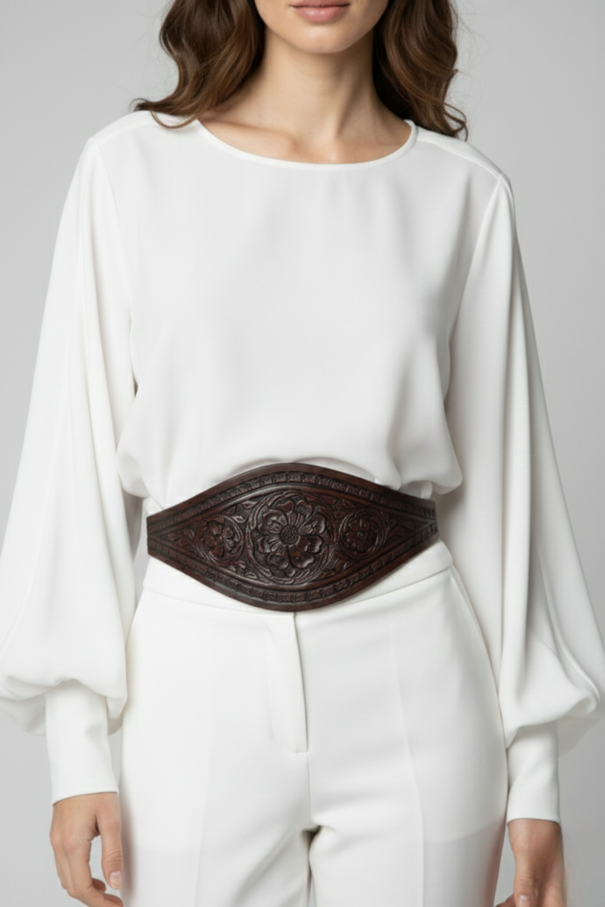 Modelo usando cinturón Tapaojo marrón de Claudia Bertolero en cuero repujado con diseño ancho | Claudia Bertolero