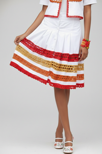 Falda Short Tribal blanca con pliegues frontales, botones y franjas de crochet rojo, naranja y beige en el ruedo | Claudia Bertolero