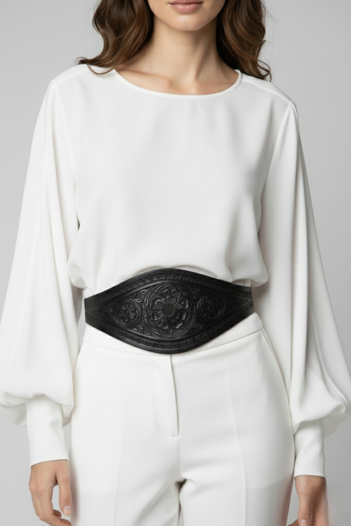 Modelo usando cinturón Tapaojo negro de Claudia Bertolero en cuero repujado con diseño ancho | Claudia Bertolero