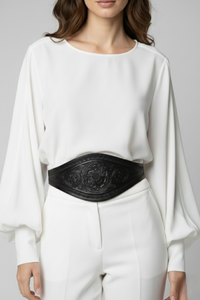 Modelo usando cinturón Tapaojo negro de Claudia Bertolero en cuero repujado con diseño ancho | Claudia Bertolero