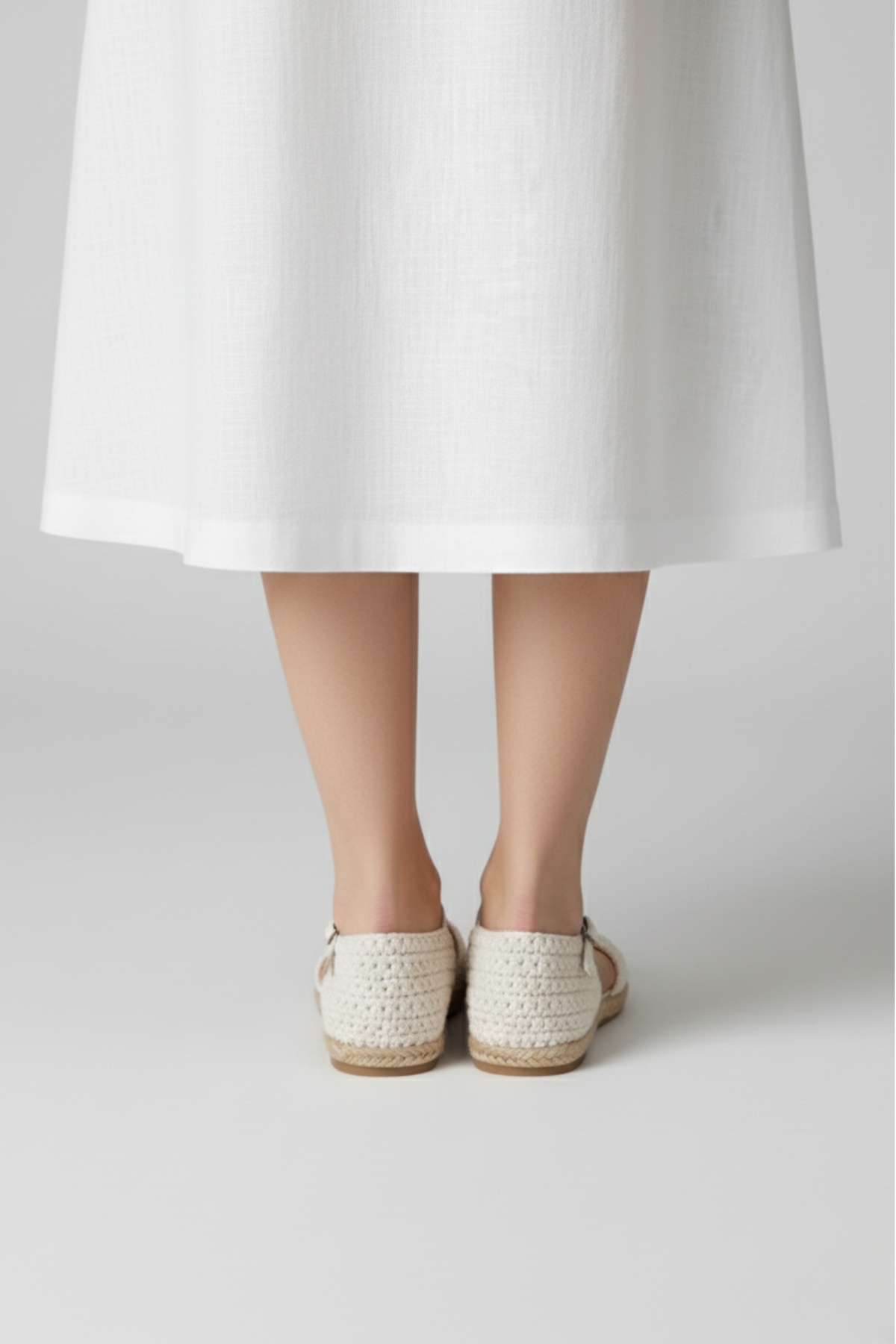 Vista trasera de sandalias St. Tropez tejidas a mano en crochet con suela plana | Claudia Bertolero