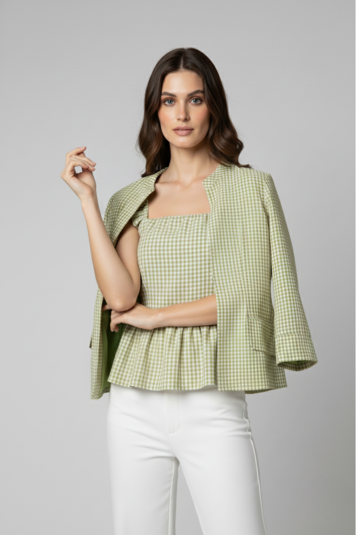 Saco Mamacona de algodón vichy verde con cuello Neru combinado con top Mamacona peplum | Claudia Bertolero
