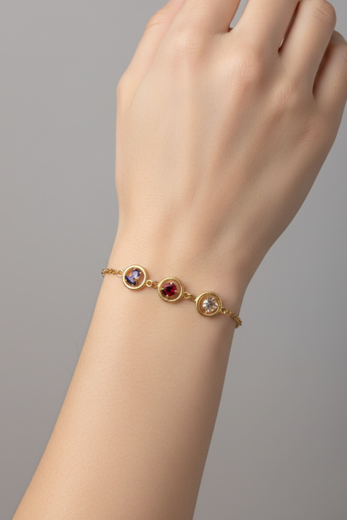 Brazalete Monnaluna con cristales Swarovski multicolor usado en la muñeca, diseño en filigrana bañada en oro | Claudia Bertolero