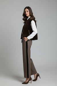 Pantalón Leticia color marrón en tela milán con corte amplio y franja lateral de terciopelo, vista lateral | Claudia Bertolero