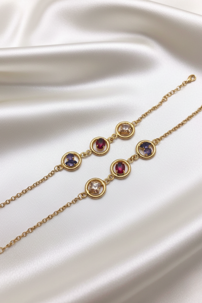 Brazalete Monnaluna en filigrana bañada en oro con tres cristales Swarovski sobre fondo de tela satinada | Claudia Bertolero