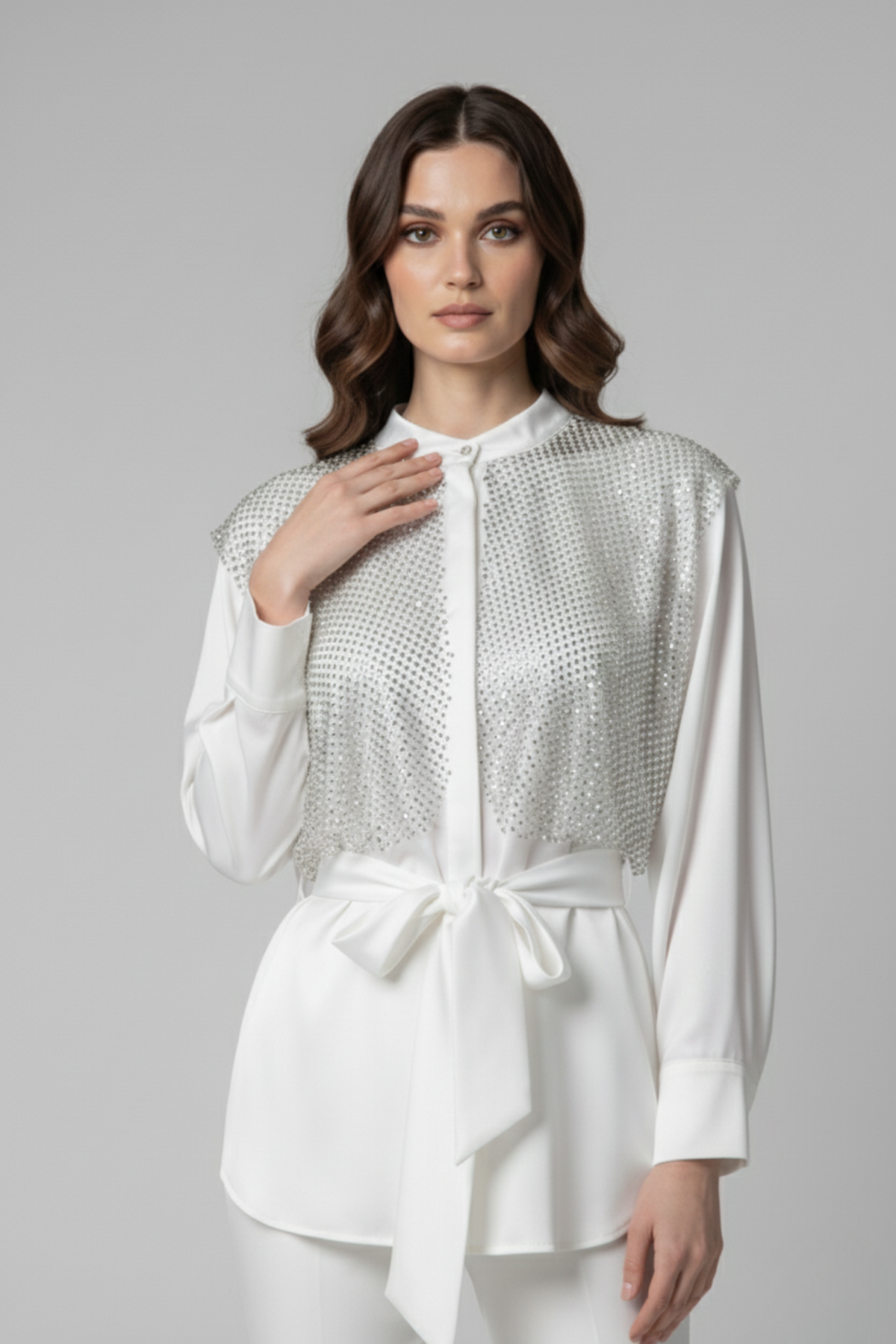 Blusa Stella de seda blanca con panel de strass y cinturón a juego | Claudia Bertolero