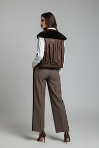 Pantalón Leticia color marrón en tela milán con silueta amplia y detalle lateral en terciopelo, vista posterior | Claudia Bertolero