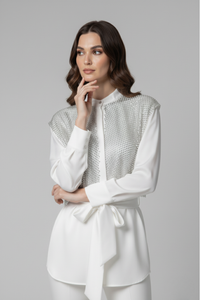 Blusa Stella confeccionada en seda ligera con malla de strass tornasolado en pecho y espalda. Incluye cinturón a juego para una silueta elegante y sofisticada | Claudia Bertolero