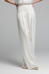 Pantalón Celestial blanco de silueta palazzo con tiras verticales de raso y organza, diseño ligero y elegante con movimiento fluido, vista tres cuartos | Claudia Bertolero