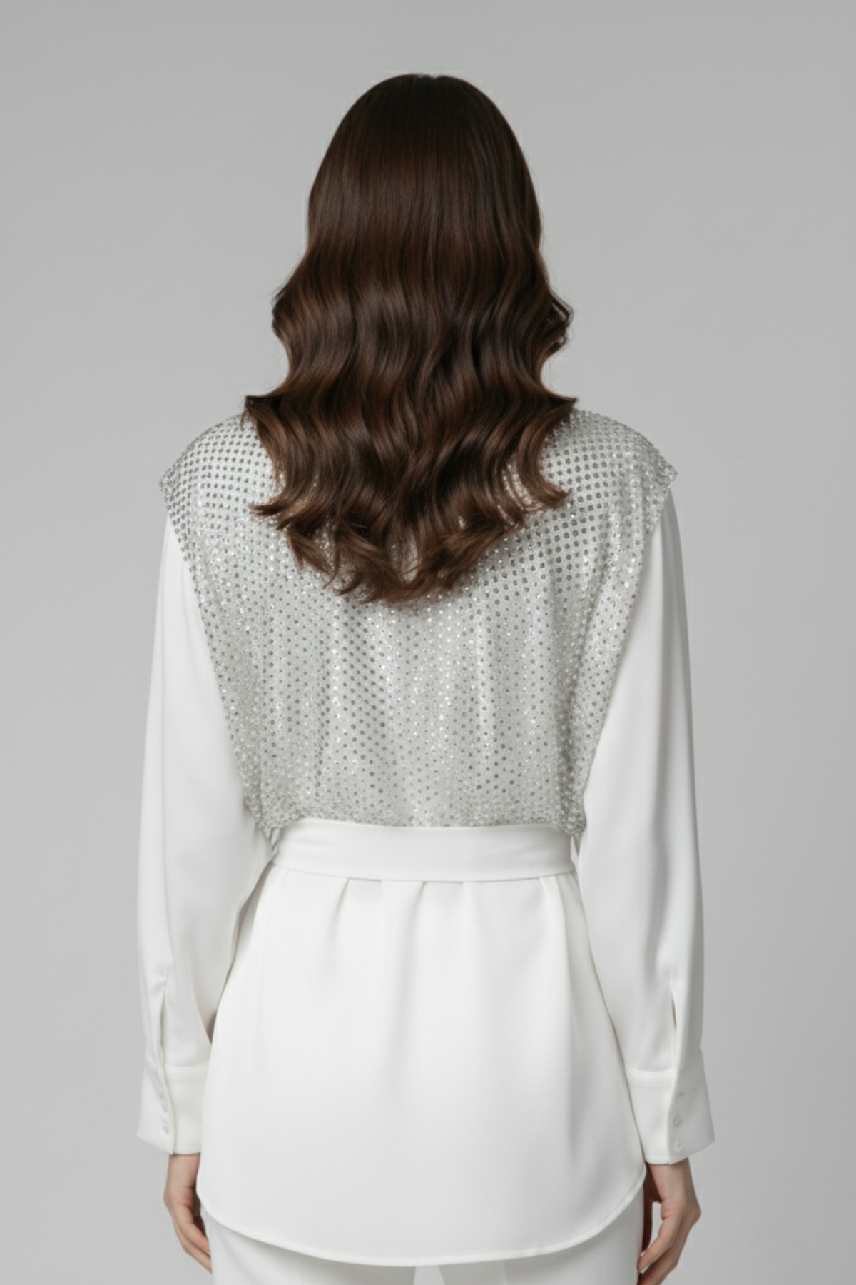 Detalle posterior de blusa Stella de seda con malla de strass brillante| Claudia Bertolero