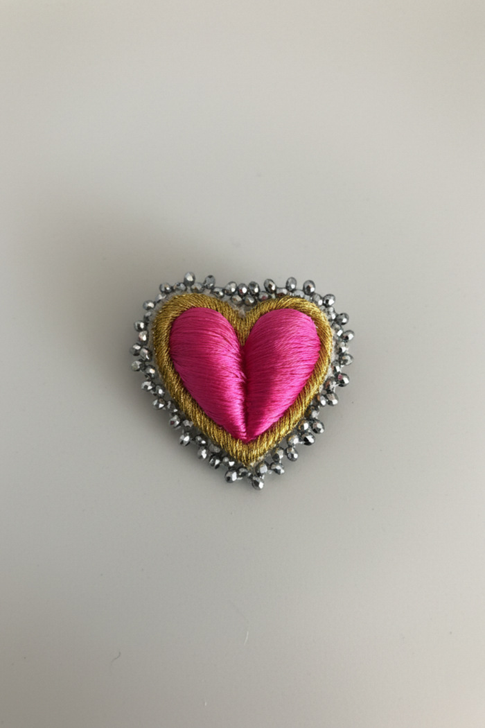 Detalle de broche artesanal con bordado fino y brillo elegante | Claudia Bertolero