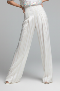 Pantalón Celestial blanco de corte amplio tipo palazzo con textura de raso y organza, cintura estructurada con pliegues y caída larga y sofisticada, vista frontal | Claudia Bertolero