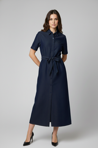 Vestido Campo de denim azul oscuro con diseño camisero, botones frontales y cinturón en la cintura | Claudia Bertolero
