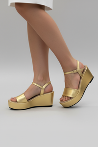 Vista lateral de sandalias Africa de cuero laminado con cuña | Claudia Bertolero