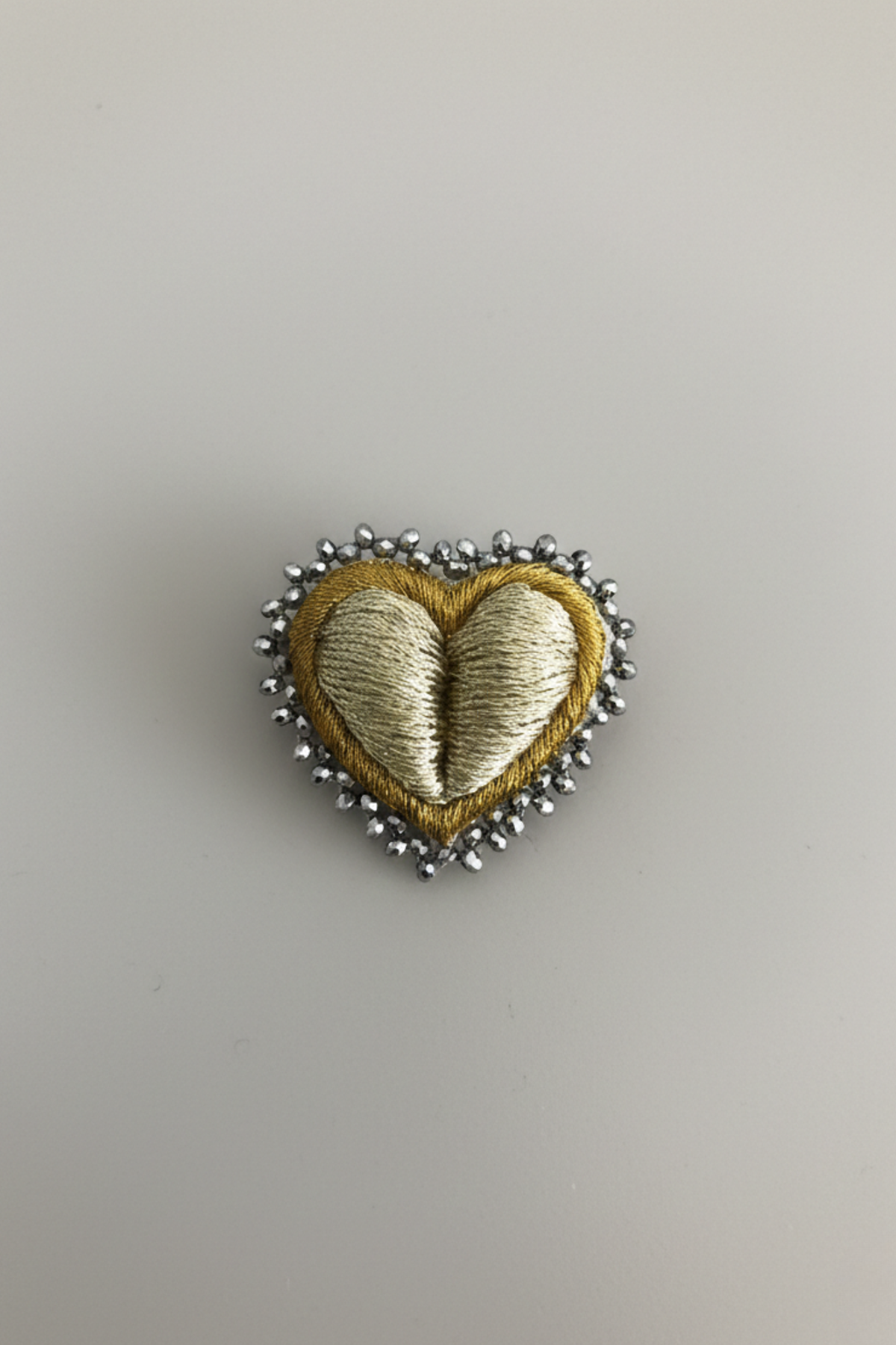 Accesorio en forma de corazón con cristales cosidos a mano | Claudia Bertolero