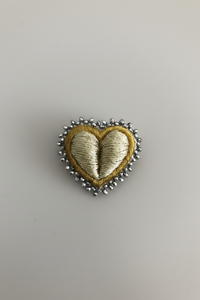 Accesorio en forma de corazón con cristales cosidos a mano | Claudia Bertolero