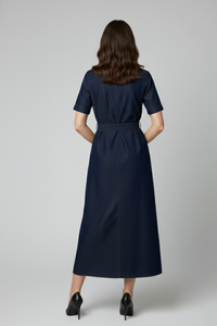 Vista posterior del vestido Campo en denim azul oscuro, silueta midi con mangas cortas y cinturón | Claudia Bertolero