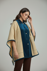 Capa elegante de alpaca con cuello en terciopelo azul y acabado sofisticado | Claudia Bertolero