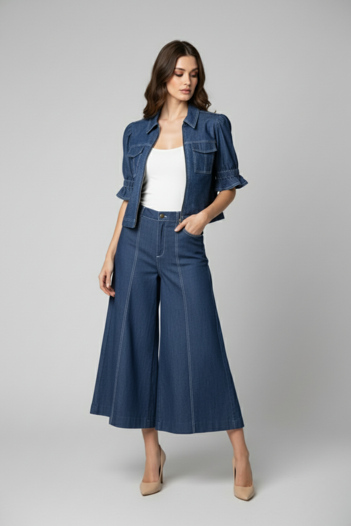Modelo con Casaca Campo de denim azul con mangas cortas estilo balloon y cierre delantero, combinada con pantalón de jean y top blanco | Claudia Bertolero