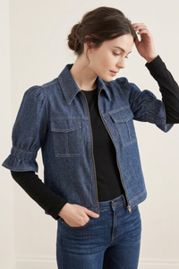 Modelo con Casaca Campo de denim azul con mangas cortas estilo balloon y cierre delantero, combinada con pantalón de jean y polo negro | Claudia Bertolero