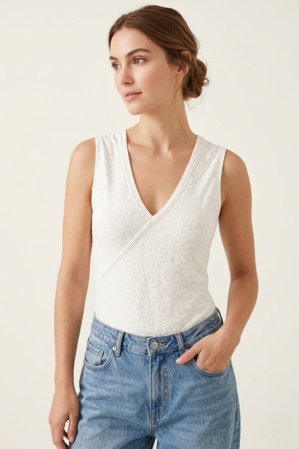 Body Anacapri blanco en algodón con escote en V y diseño sin mangas, vista frontal | Claudia Bertolero