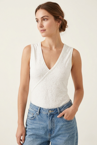 Body Anacapri blanco en algodón con escote en V y diseño sin mangas, vista frontal | Claudia Bertolero
