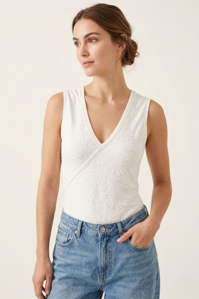 Body Anacapri blanco en algodón con escote en V y diseño sin mangas, vista frontal | Claudia Bertolero
