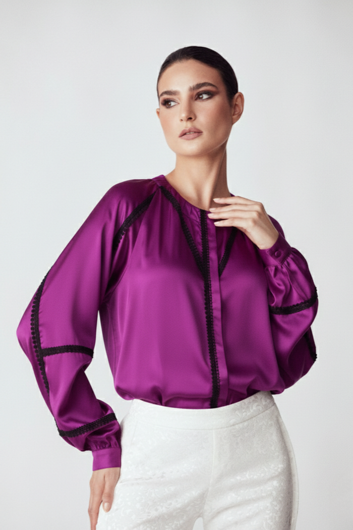 Blusa Jaspe de seda morada con blondas negras y mangas amplias elegantes | Claudia Bertolero