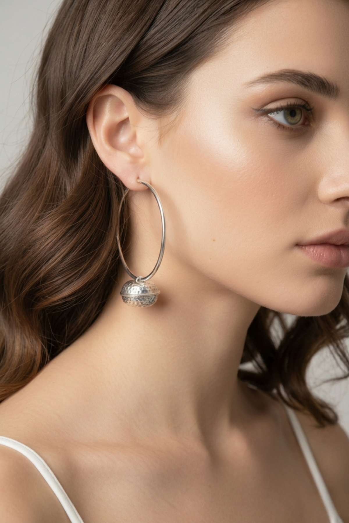 Aros cascabel de plata 950 con esfera grande pulida y diseño elegante | Claudia Bertolero