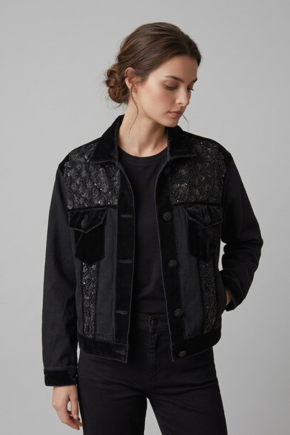 Casaca negra de denim con encaje, terciopelo y detalles artesanales elegantes | Casaca Fortuna Claudia Bertolero