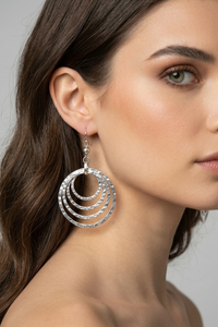 Pendientes de aros concéntricos en plata 950 con textura martillada y diseño colgante | Claudia Bertolero