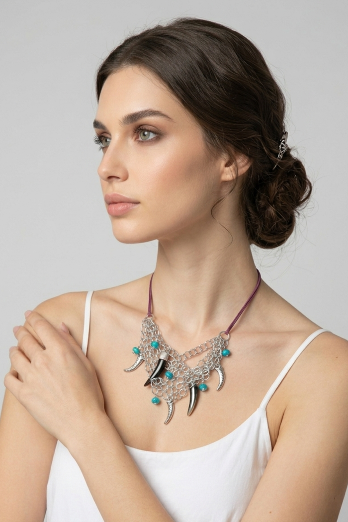 Collar toro de plata 950 con cuernos de plata, cacho de toro y piedras verdes | Claudia Bertolero