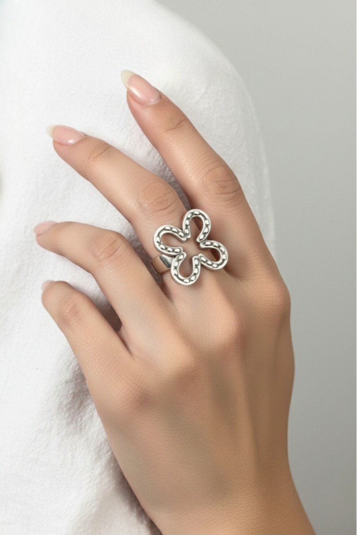 Anillo herraje trébol de plata 950 con diseño ancho y relieve escultórico elegante | Claudia Bertolero