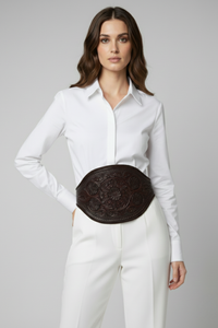 Modelo usando cinturón Carona marrón de Claudia Bertolero en cuero de talabartería con relieve decorativo | Claudia Bertolero