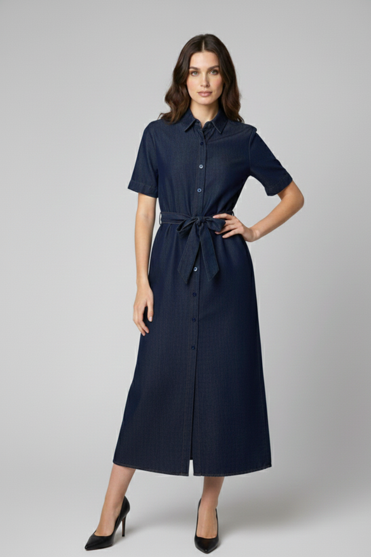 Vestido Campo tipo camisero en denim azul oscuro con silueta midi y mangas cortas | Claudia Bertolero