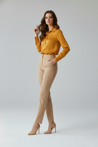 Pantalón femenino estilizado con diseño ecuestre y textura combinada | Claudia Bertolero