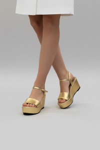 Sandalias Africa doradas con plataforma cómoda y diseño moderno | Claudia Bertolero