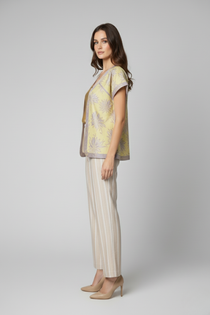 Pantalón Kimono en lino beige y blanco con líneas de lurex dorado y corte recto, vista lateral | Claudia Bertolero