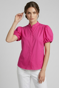 Modelo con blusa Balloon fucsia de algodón con mangas cortas estilo globo y cuello alto con botones invisibles| Claudia Bertolero