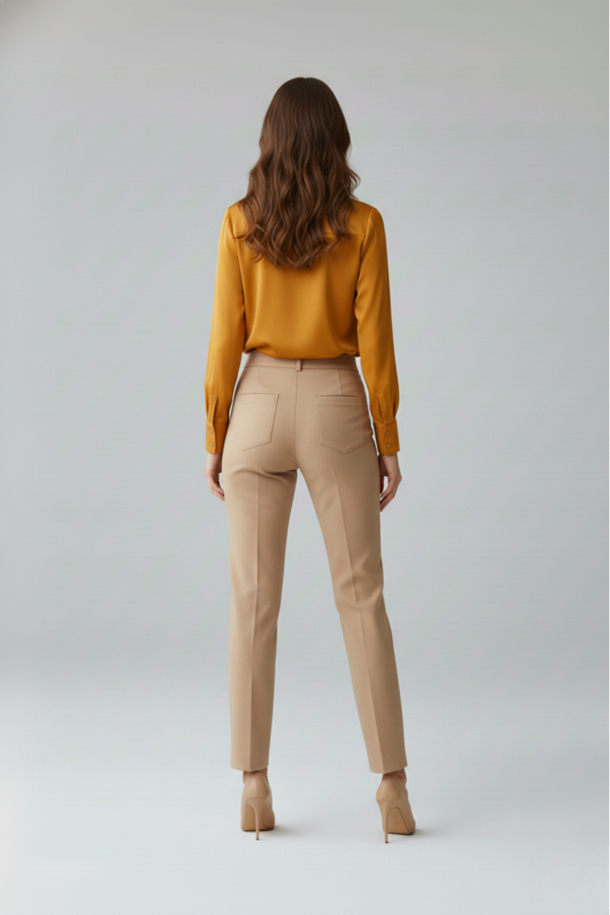 Pantalón elegante con aplicaciones en gamuza y acabado artesanal | Claudia Bertolero