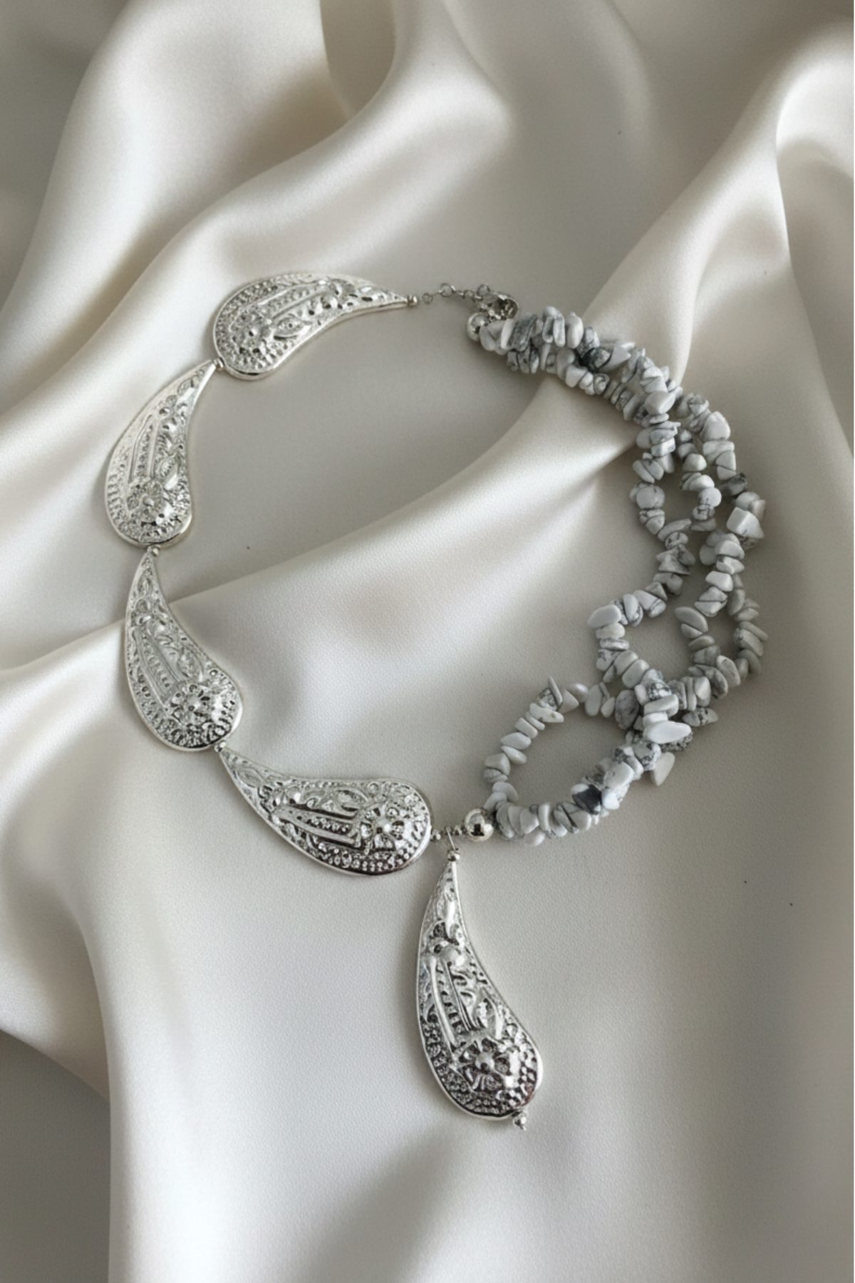 Collar de plata labrada con sección de piedras naturales y estilo elegante | Claudia Bertolero