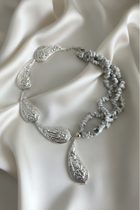 Collar de plata labrada con sección de piedras naturales y estilo elegante | Claudia Bertolero