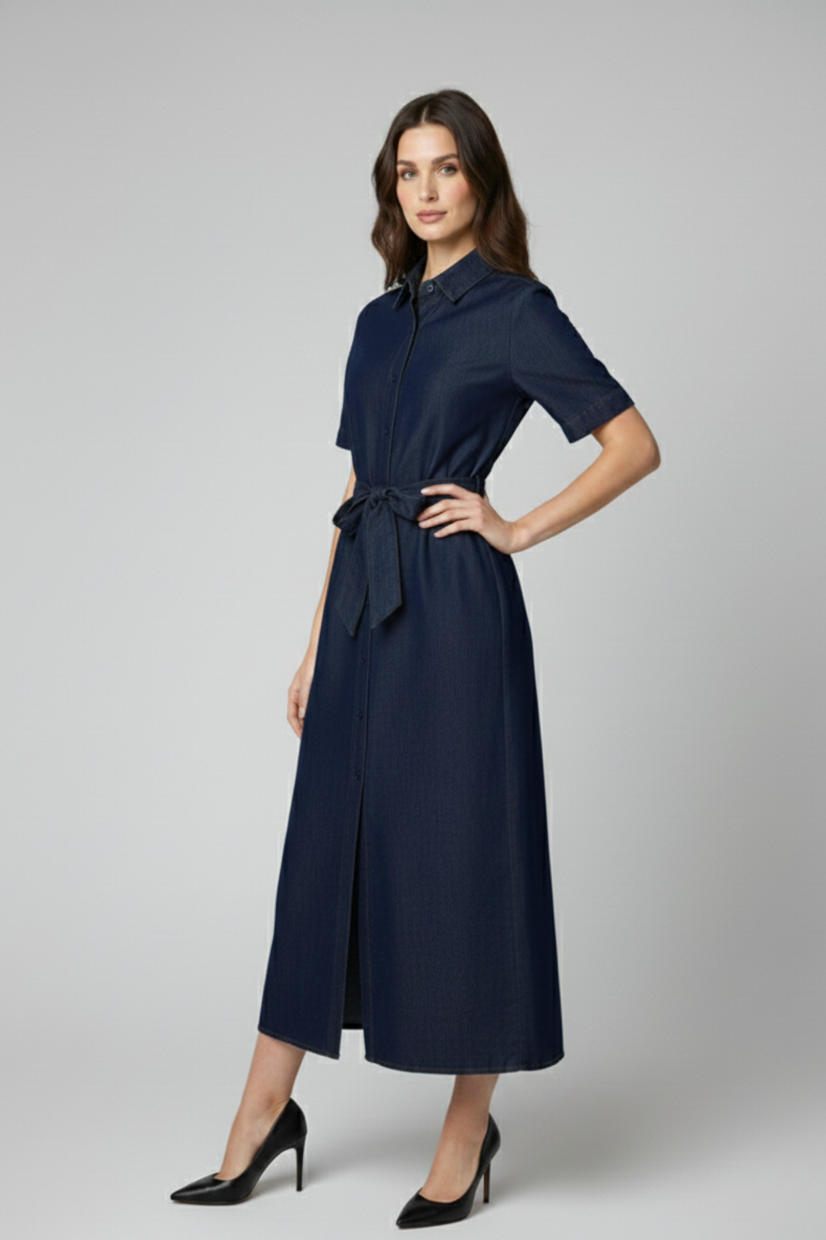 Vestido Campo en denim azul oscuro con botones frontales, cuello camisero y cinturón ajustable | Claudia Bertolero