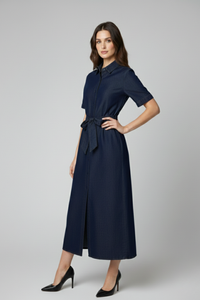 Vestido Campo en denim azul oscuro con botones frontales, cuello camisero y cinturón ajustable | Claudia Bertolero