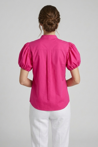 Modelo con blusa Balloon fucsia de algodón con mangas cortas estilo globo y cuello alto con botones invisibles | Claudia Bertolero