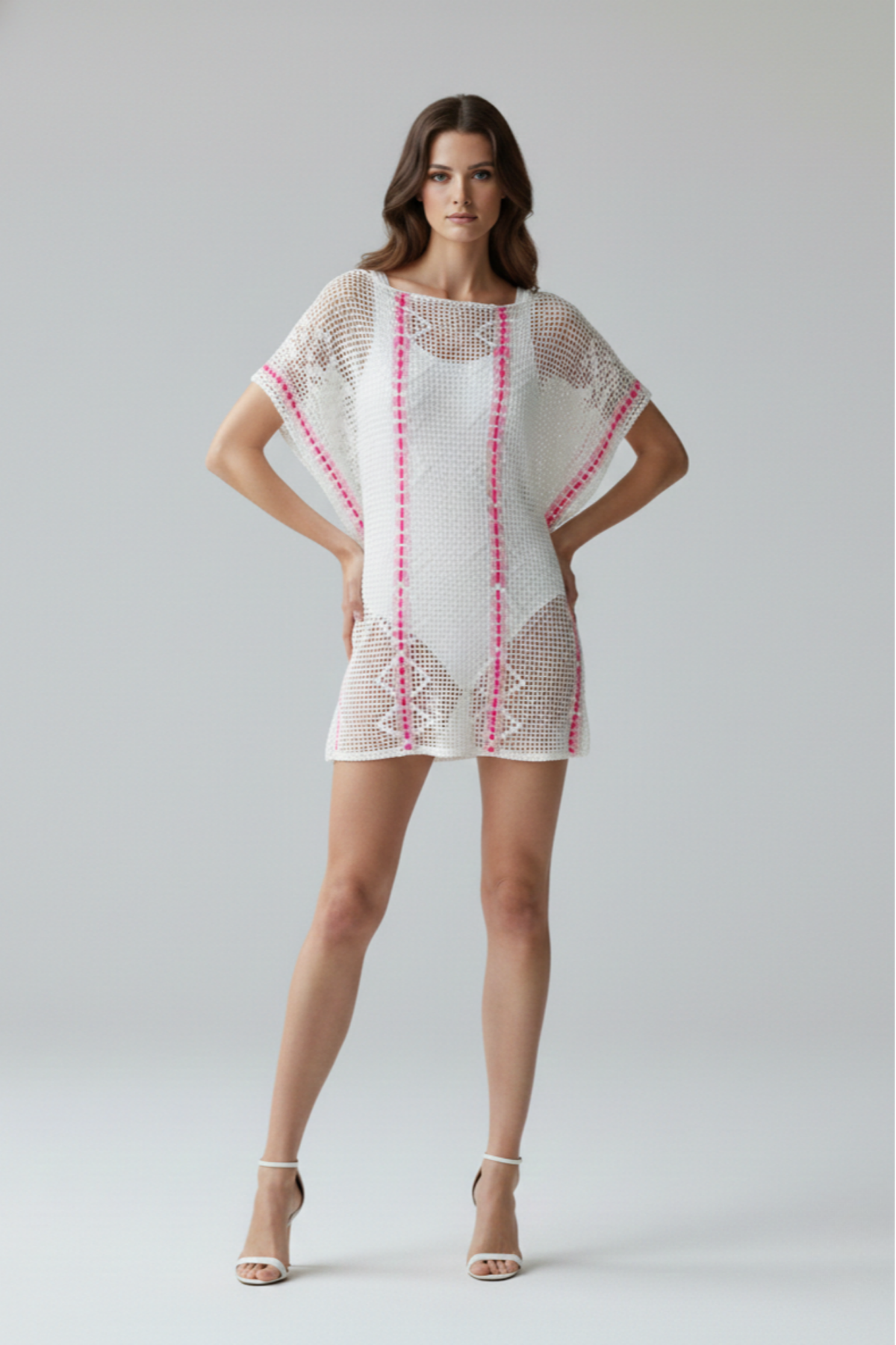 Salida de baño Bertolero en crochet blanco con detalles rosa, vista frontal | Claudia Bertolero
