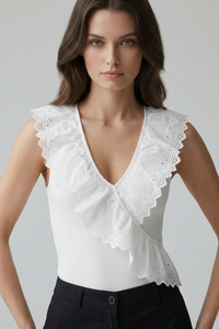 Body Anacapri blanco en algodón con broderí, escote en V y volante decorativo con bordado, vista frontal | Claudia Bertolero